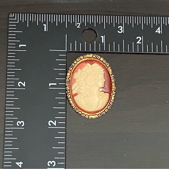 Vintage Unsigned Victorian Lady Cameo Brooch - Picture 9 of 10